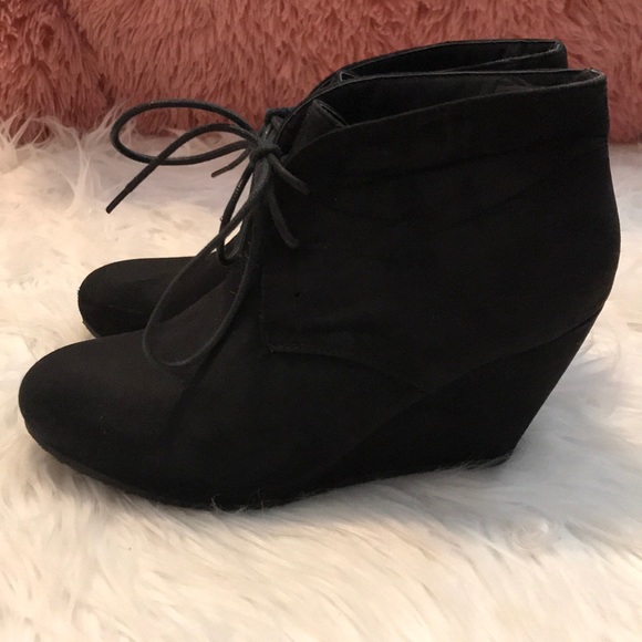 Bella Marie suede black booties size 7.5 - Picture 2 of 5